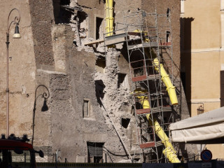 Középkori torony omlott a munkásokra Rómában