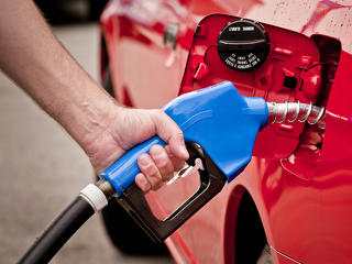 Zuhanórepülésben a benzin ára