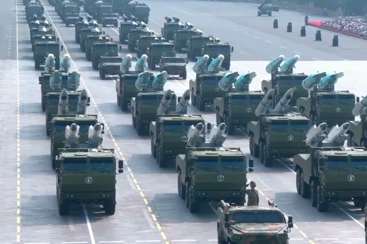 Kínai hajó elleni rakéták egy pekingi díszszemlén. Jut is, marad is?