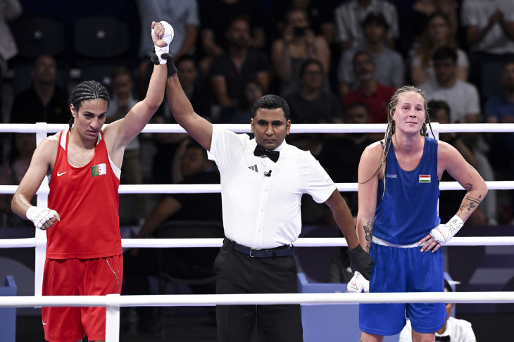 Hámori Anna Luca (kék) és a győztes algériai Imane Khelif a női ökölvívók 66 kilogrammos súlycsoportja negyeddöntőjének végén a párizsi nyári olimpián 2024. augusztus 3-án. Hámori Luca az ötödik helyen végzett, miután egyhangú pontozással kikapott Iman Heliftól 