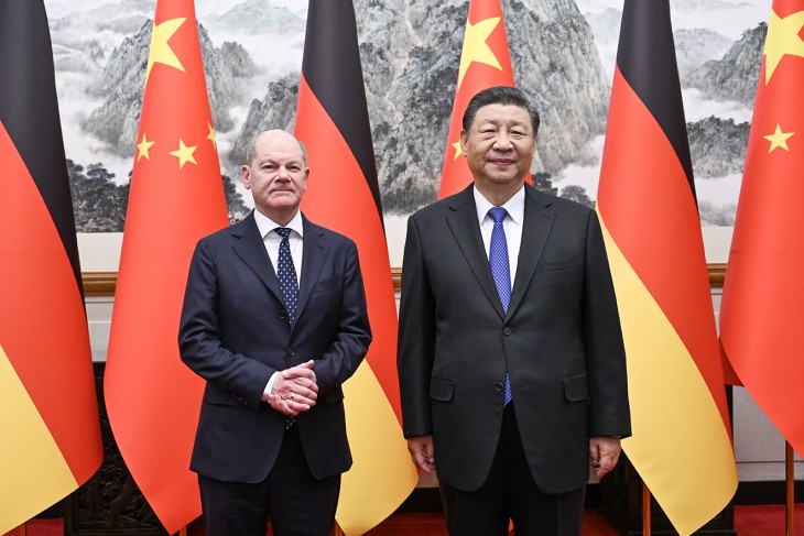 Hszi Csin-ping kínai elnök üdvözli Olaf Scholz német kancellárt a pekingi Tiaojütaj állami vendégházban 2024. április 16-án - kényelmetlen helyzetben Németország