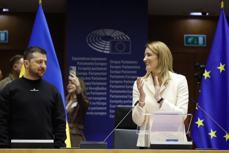Volodimir Zelenszkij ukrán elnök (b) és Roberta Metsola, az Európai Parlament (EP) elnöke az uniós parlamentben, Brüsszelben 2023. február 9-én, az Európai Tanács brüsszeli ülésének idején. Fotó: MTI/EPA/Julien Warnand 