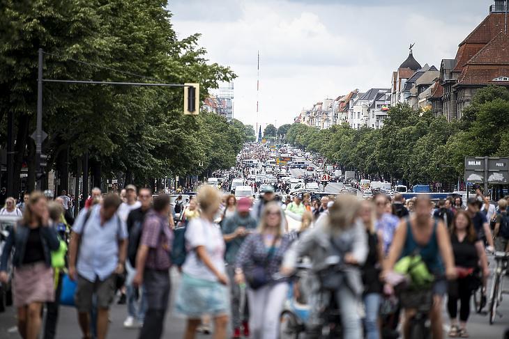 Covid: újabb ország int búcsút a korlátozásoknak