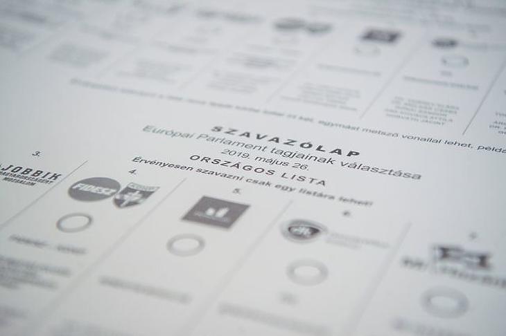 Hogy kerül egy plakátra Kövér László és David Attenborough?