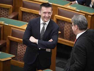 Tényleg kirúgtak egy sor minisztériumi dolgozót, de Rogán propaganda osztálya csak duzzad