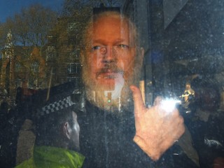 Megviselte a sokéves bezártság. Julian Assange érkezik egy londoni bíróságra 2019. április 11-én. Fotó: MTI/EPA  