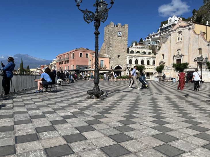 Taormina fő tere, a Piazza IX Aprile – balra a Jón-tengerre és az Etnára pazar kilátás nyílik