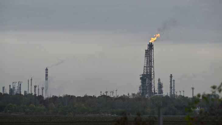 Olajfáklya a Mol százhalombattai Dunai Finomítójában 2025. október 21-én. Előző nap éjjel tűz ütött ki a finomító AV3-as üzemében. 