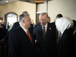 A Miniszterelnöki Kommunikációs Főosztály által közreadott képen Orbán Viktor miniszterelnök (b) és Recep Tayyip Erdogan török elnök (k) az Antalyai Diplomáciai Fórumon 2025. április 11-én. 