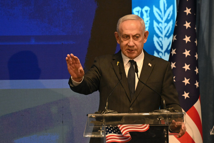 Benjámin Netanjahu izraeli miniszterelnök kétpárti amerikai törvényhozói küldöttséget fogadó ünnepségen beszél a jeruzsálemi külügyminisztériumban 2025. szeptember 15-én. A 250 fős küldöttség az Egyesült Államok ötven államának öt-öt törvényhozójából áll. 