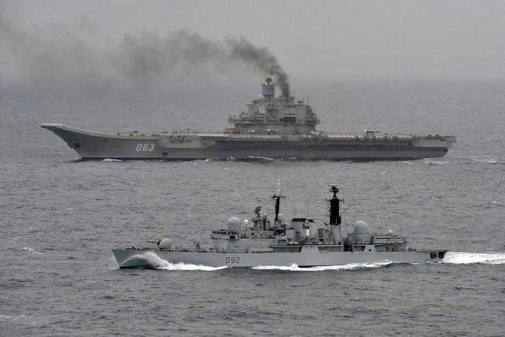 A brit HMS Liverpool romboló kíséri brit vizeken az Admiral Kuznyecov orosz repülőgéphordozót. A fekete füst az orosz hajót meghajtó olajkazánokból származik. Fotó: Wikimedia