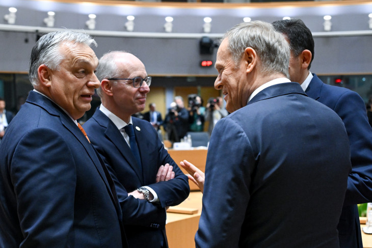 Orbán Viktor magyar, Donald Tusk lengyel és Luc Frieden luxemburgi miniszterelnök 2025 márciusában Brüsszelben – a lengyelek hazahozták az uniós pénzeket a kormányváltás után 