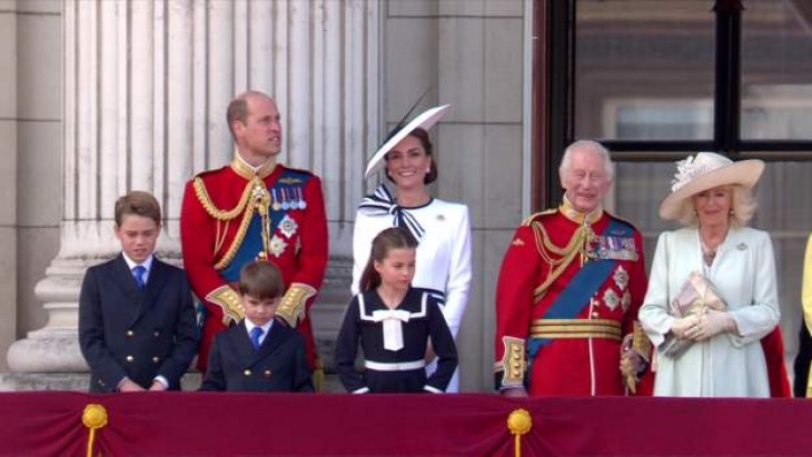 A megcsappant, de ismét Katalinnal megjelent szűk királyi család a Buckingham-palota erkélyén 