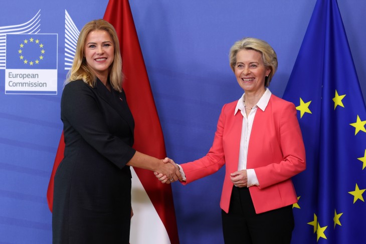 Evika Silina lett kormányfő és Ursula von der Leyen, az Európai Bizottság elnöke Brüsszelben 2023. szeptember 27-én. Fotó: EPA/OLIVIER HOSLET