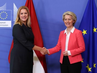 Evika Silina lett kormányfő és Ursula von der Leyen, az Európai Bizottság elnöke Brüsszelben 2023. szeptember 27-én. Fotó: EPA/OLIVIER HOSLET