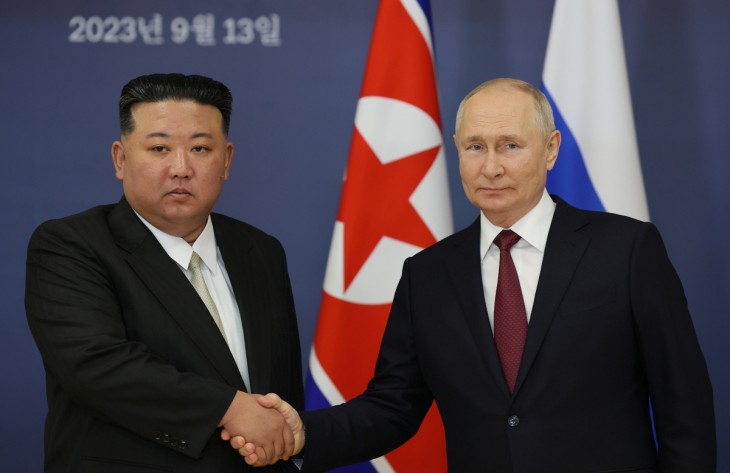 Vlagyimir Putyin orosz elnöknek (j) és Kim Dzsong Un elsőszámú észak-koreai vezetőnek, a Koreai Munkapárt főtitkárának, a Nemzetvédelmi Bizottság első elnökének találkozója a szibériai Vosztocsnij űrrepülőtéren 2023. szeptember 13-án. Fotó: MTI/EPA/Szputnyik/Orosz elnöki sajtószolgálat/Vlagyimir Szmirnov