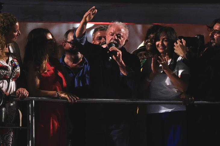 Lula da Silva győzelmét ünnepli Sao Paulóban 2022. október 30-án. Fotó: EPA/Ettore Chiereguini 