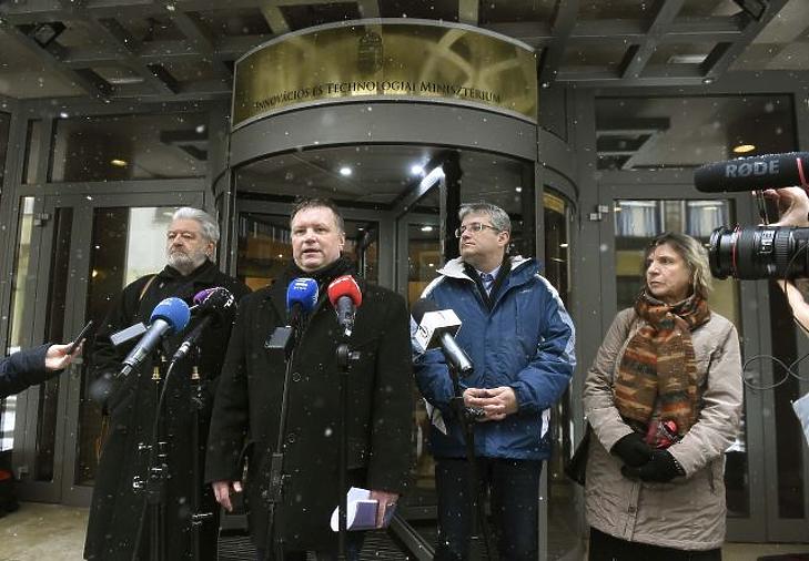 Orbánnak írtak levelet a szakszervezetek