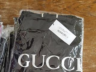Te elhinnéd, hogy ez az Armani és Gucci póló nem hamis? 