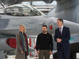 Zelenszkij és egy F-16-os Belgiumban