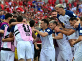 Bosnyák játékosok ünneplik, csapattársuk, Jovo Lukic gólját a 2026-os labdarúgó-világbajnokság B csoportja első fordulójának Kanada- Bosznia-Hercegovina mérkőzésén a torontói BMO Field stadionban 2026. június 12-én.

