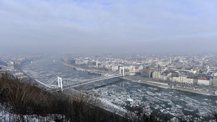 Fullasztó a levegő - több városban is szmog van Magyarországon