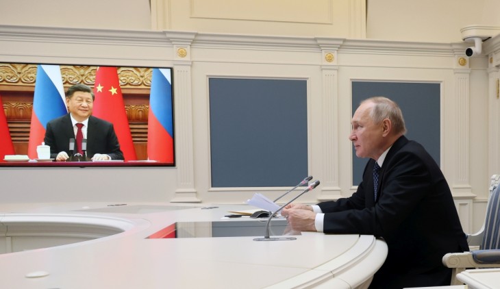 Vlagyimir Putyin orosz elnök videokonferencián keresztül tárgyalt Hszi Csin-ping kínai elnökkel 2022. december 30-án. Most külügyminiszteri szinten tartottak személyes találkozót. Fotó: EPA / Mikhael Klimentyev / Sptnik / Kreml