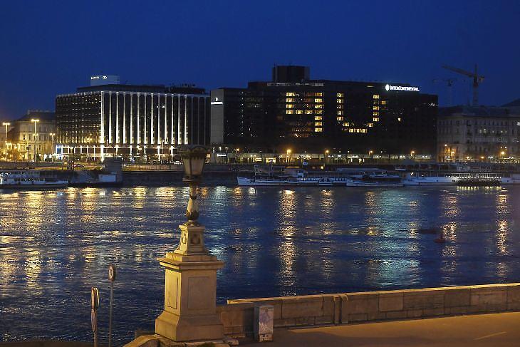Egy, a koronavírus-járvány miatt üres budapesti szálloda dolgozói a szobákban úgy kapcsoltak világosságot 2020. március 30-án, hogy az a 4U!, vagyis a For You! (Érted!, Értetek!) üzenetet jelenítse meg. MTI/Koszticsák Szilárd