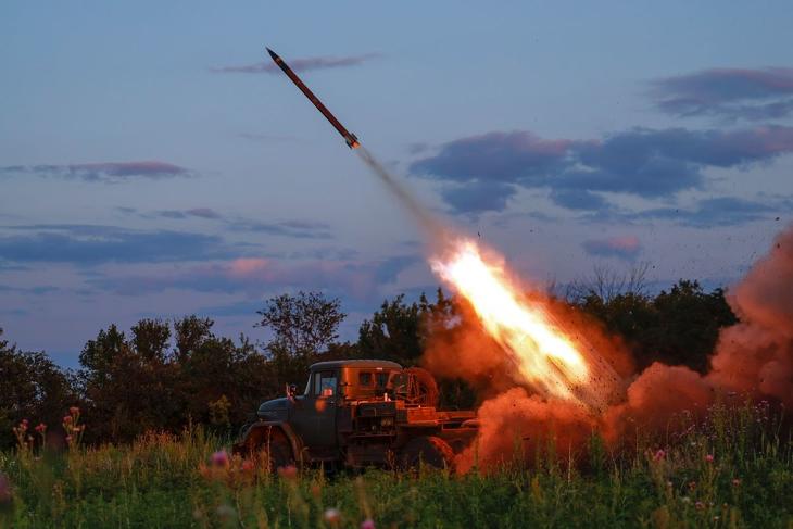 Ukrán katonák Grad rakéta-sorozatvetővel lőnek orosz állásokat a kelet-ukrajnai Donyecki területen, Bahmut térségébe húzódó frontvonalnál. Fotó: MTI/AP