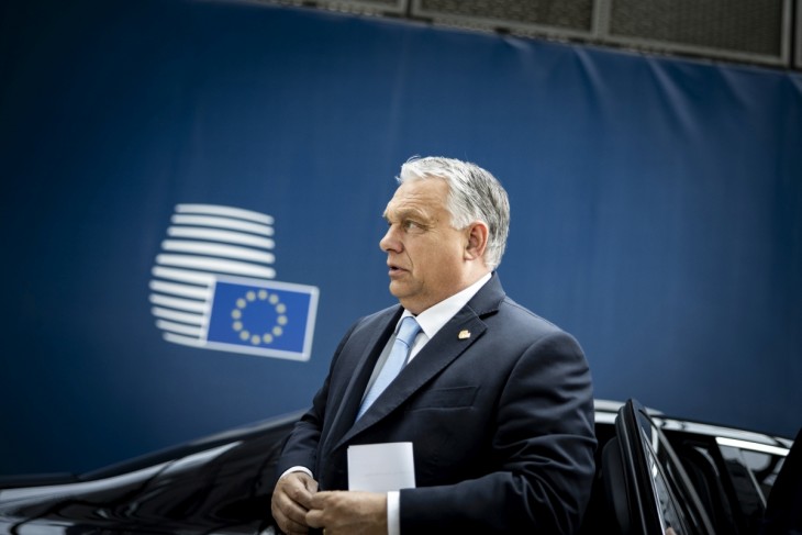 A Miniszterelnöki Sajtóiroda által közreadott képen Orbán Viktor miniszterelnök az Európai Unió tagországai állam- és kormányfőinek kétnapos tanácskozására érkezik Brüsszelben 2023. június 29-én. Fotó: MTI/Miniszterelnöki Sajtóiroda/Fischer Zoltán
