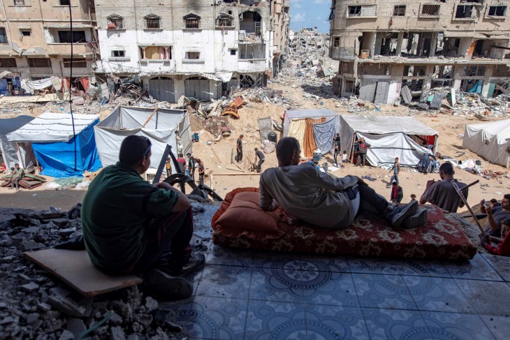 A romhalmazzá lőtt házak között verték fel sátraikat a palesztin menekültek a Gázai övezetben lévő  Khan Júniszban 