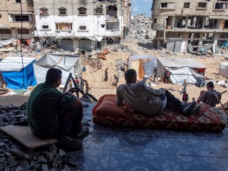 A romhalmazzá lőtt házak között verték fel sátraikat a palesztin menekültek a Gázai övezetben lévő  Khan Júniszban 