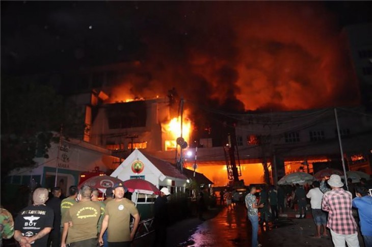 Lángokban áll a Grand Diamond City Hotel kaszinószálloda az északnyugat-kambodzsai Poipet városában 2022. december 29-re virradóan. A tűzben legkevesebb tíz ember életét vesztette, a sebesültek száma meghaladja a százat. Fotó: MTI/EPA