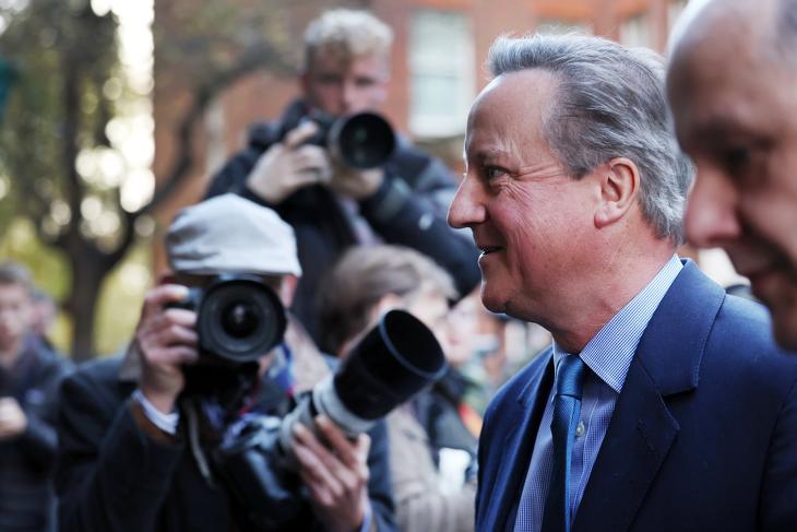 David Cameron immár brit külügyminiszterként nyilatkozott a sajtónak 2023. november 13-án a kormányfő rezidenciája, a Downing Street 10 előtt. A mindenkori brit kormánynak kulcsszerepe van Európa biztonságában. Fotó: EPA/ANDY RAIN 