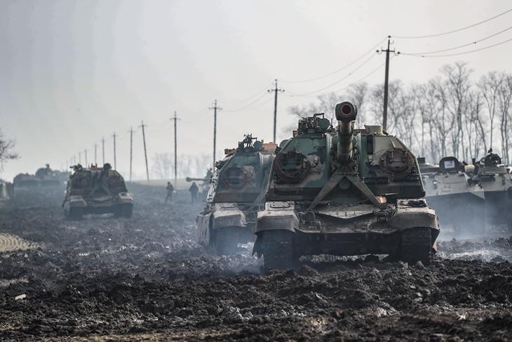 Harcjárművek a Rosztovi területen Oroszországban 2022. február 22-én. Az orosz hadsereg szárazföldön is támadja Ukrajnát. EPA/YURI KOCHETKOV