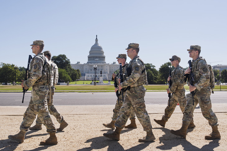 A Nemzeti Gárda tagjai járőröznek az amerikai törvényhozás washingtoni épülete, a Capitolium közelében 2025. augusztus 26-án, miután Trump a városba vezényelte a gárda katonáit