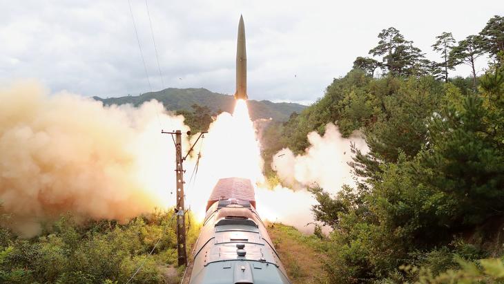 Egy korábbi rakéta kilövése (Fotó: KCNA)