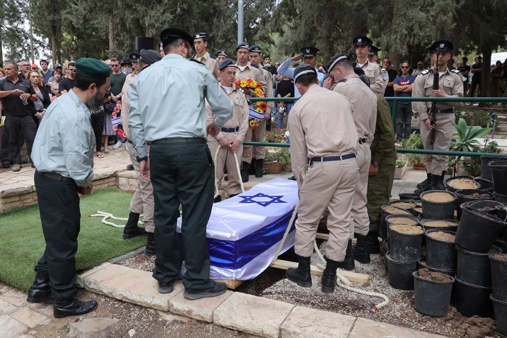 Fájdalmas veszteségeket szenvedett az izraeli haderő is: a palesztin támadásban elesett Juval Ben Jaakov izraeli katonát temetik a dél-izraeli Kfar Menahem kibucban 2023. október 9-én. Fotó: MTI/EPA/Abir Szultan 