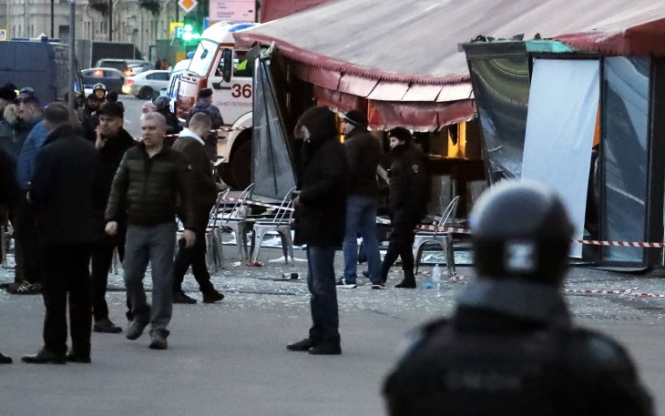 Rendőrök a szentpétervári Street Food Bar No1 folyóparti kávézóban, ahol robbanás történt 2023. április 2-án. A detonáció következtében életét vesztette a Vladlen Tatarszkij néven ismert (valódi nevén: Makszim Fomin) Kreml-párti haditudósító, orosz blogger, aki az intézményben szerzői estet tartott. Legkevesebb 25-en megsérültek. Fotó: MTI/EPA/Anatolij Malcev