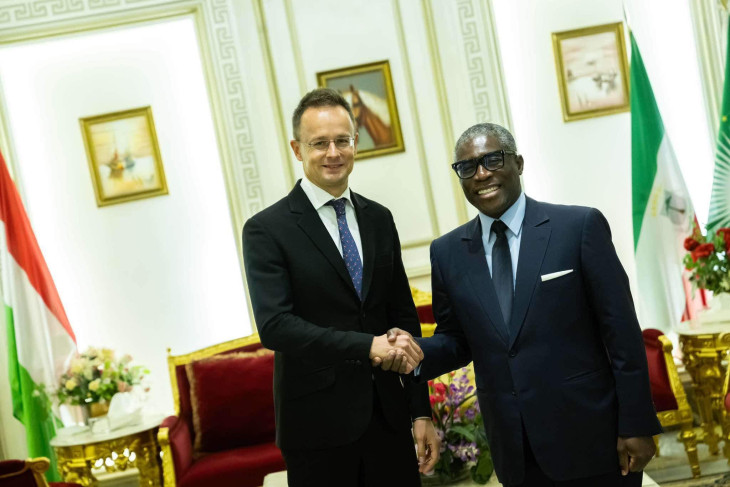 Szijjártó Péter az 1979 óta hatalmon lévő egyenlítő-guineai elnökkel,  Teodoro Obiang Nguema Mbasogoval paroláz