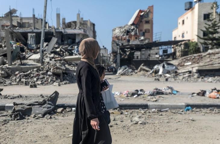 Izraeli légitámadásban lerombolt házak romjai a Gázai övezet középső részén fekvő Nuszeirat menekülttáborban 2024. február 28-án. A Hamász palesztin iszlamista szervezet fegyveresei 2023. október 7-én támadást indítottak Izrael ellen, az izraeli haderő pedig válaszul légi és szárazföldi hadműveleteket hajt végre a Gázai övezetben. Fotó: MTI/EPA