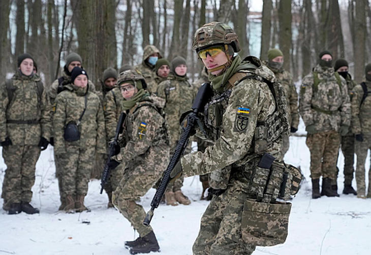 Az ukrán fegyveres erők önkéntes területvédelmi egységének tagjai gyakorlatoznak egy kijevi parkban 2022. január 22-én. Az elmúlt hetekben civilek tucatjai csatlakoztak az ukrán hadsereg tartalékosaihoz egy esetleges orosz inváziótól tartva. (Fotó: MTI/AP/Efrem Lukackij)