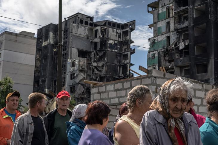 Élelmiszerért állnak sorba a dél-ukrajnai Mikolajivban egy orosz tüzérségi támadás után, 2022. június 18-án. Fotó: MTI/AP