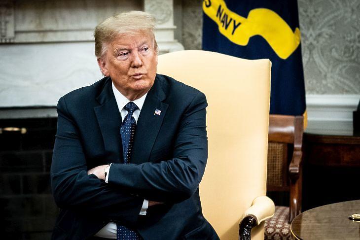 Lángol Trump trónja – betett az elnöknek a vírus és a zavargás