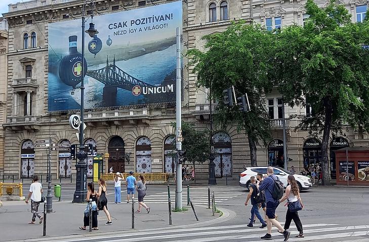 Zwack-reklám Budapest szívében. Csak pozitívan. Fotó: EJ.