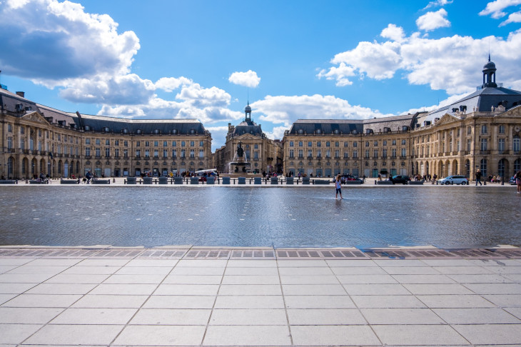 A Miroir d'eau (Víztükör) Bordeaux egyik ikonikus terén, a Place de la Bourse-n