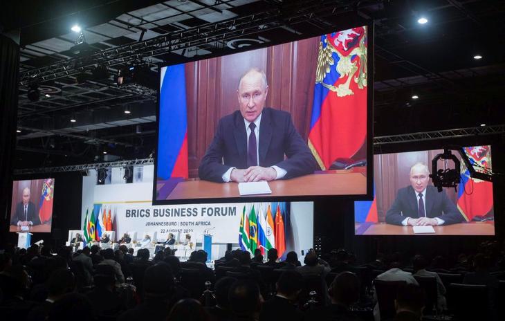 Az ember, aki ott sem volt: az orosz elnök beszéde a kivetítőn a BRICS-országok johannesburgi csúcstalálkozóján. Fotó: MTI/EPA/Kim Ludbrook 