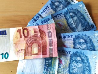 A Raiffeisen elemzői szerint nem lesz tartós a 400 alatti euró-árfolyam. Fotó: Király Béla