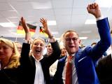 Tino Chrupalla, az ellenzéki Alternatíva Németországnak (AfD párt társelnöke (j) és Alice Weidel, az AfD elnökhelyettese a párt berlini kampányközpontjában az európai parlamenti választásokon 2024. június 9-én