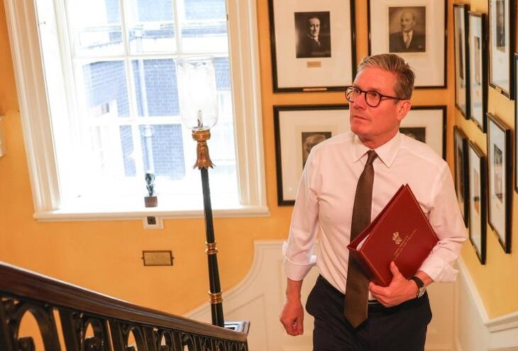 Keir Starmer brit miniszterelnök nekigyürközik a feladatnak
